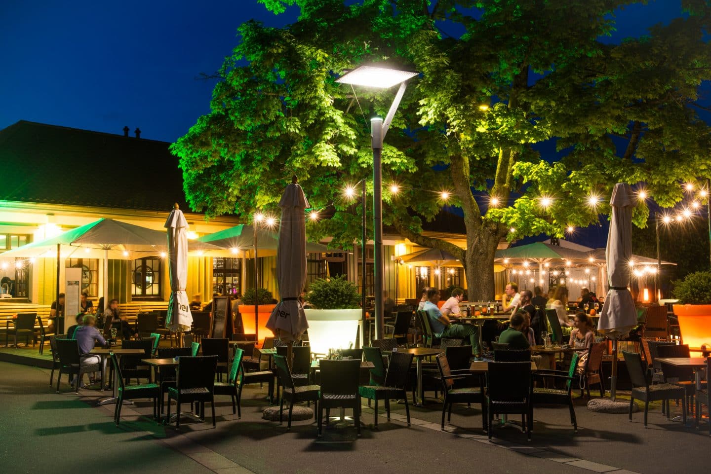 bendliche Stimmung auf der Restaurantterrasse in Konstanz mit Gästen im Biergarten.