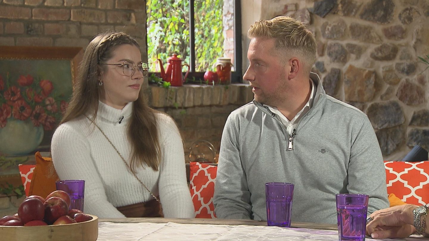 Jennifer und Daniel sitzen beim „Bauer sucht Frau“-Finale nebeneinander und schauen sich angespannt an.