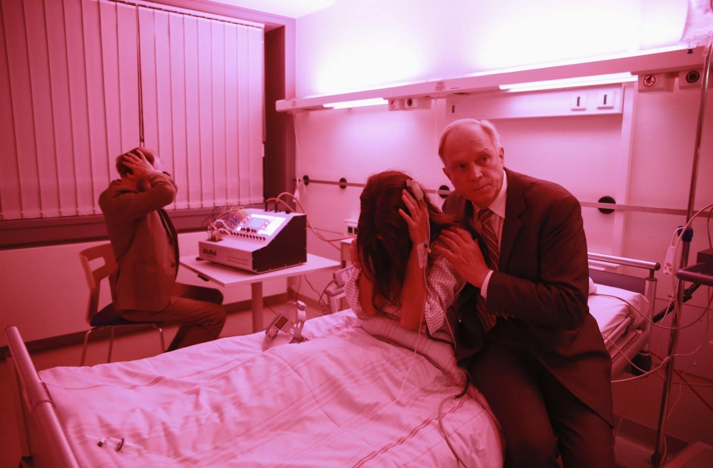 (v.l.n.r.) Dr Schneider (Robert Gwisdek), Eva Hütter (Nadine Dubois) und Felix Murot (Ulrich Tukur)