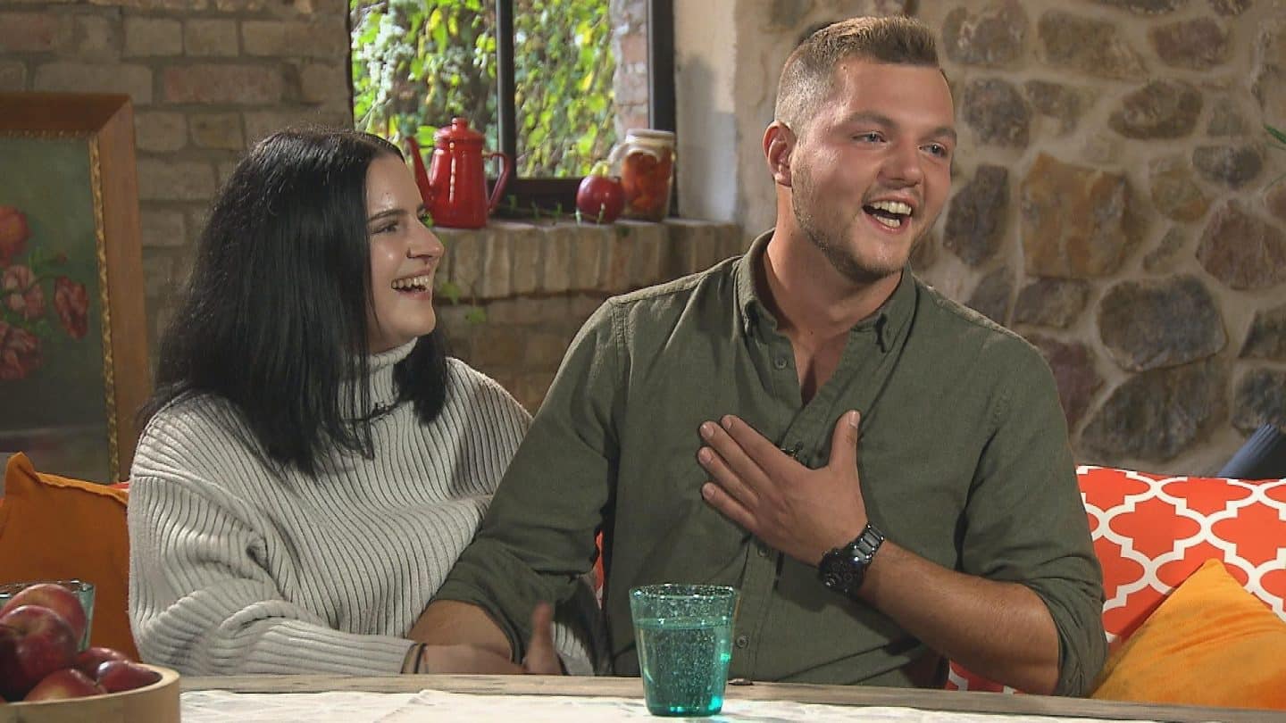 Valentina und Michi sitzen eng beieinander und lachen während des „Bauer sucht Frau“-Finales.