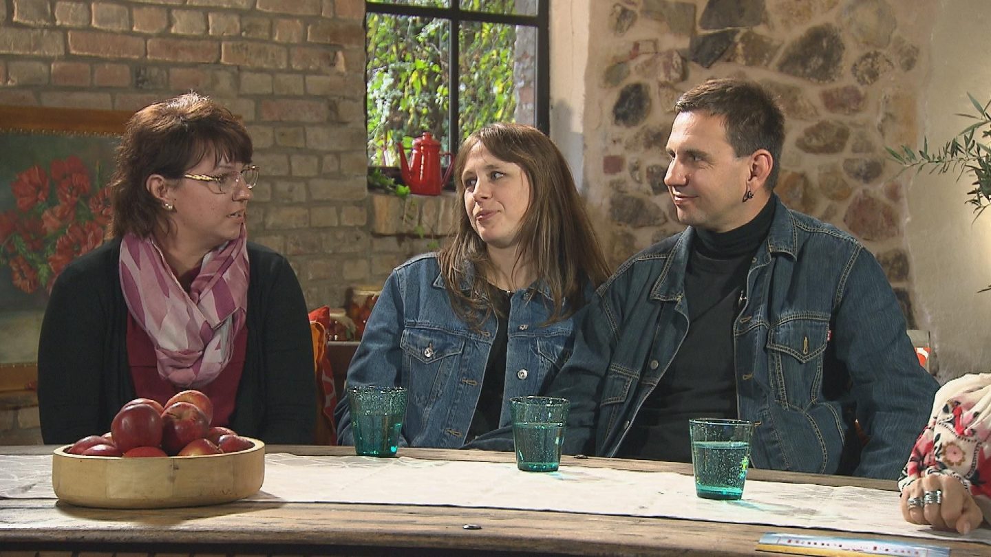 Thomas und Michaela sitzen nebeneinander am Tisch und tauschen beim „Bauer sucht Frau“-Finale Blicke aus.