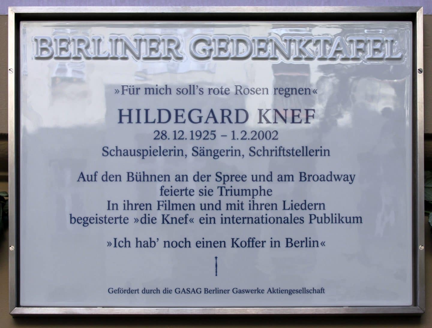 Berliner Gedenktafel für Hildegard Knef mit den Lebensdaten 1925–2002, den Zitaten „Für mich soll’s rote Rosen regnen“ und „Ich hab’ noch einen Koffer in Berlin“ sowie einem Hinweis auf ihre Erfolge auf Bühnen in Berlin und am Broadway.