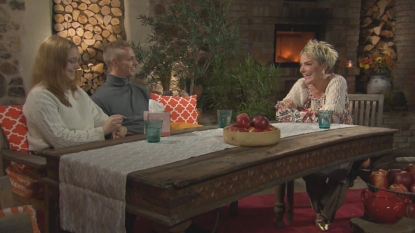 Pauline und Christopher berichten Inka Bause (re.) über ihre Gefühle. 
