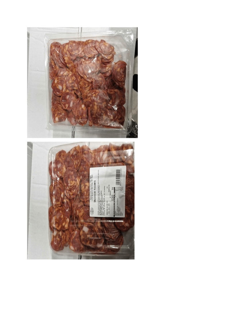 Zwei Ansichten einer 500-Gramm-Klarsichtpackung mit aufgeschnittener, rötlich-scharfer Salami (Salsiccia Piccante Affettata).