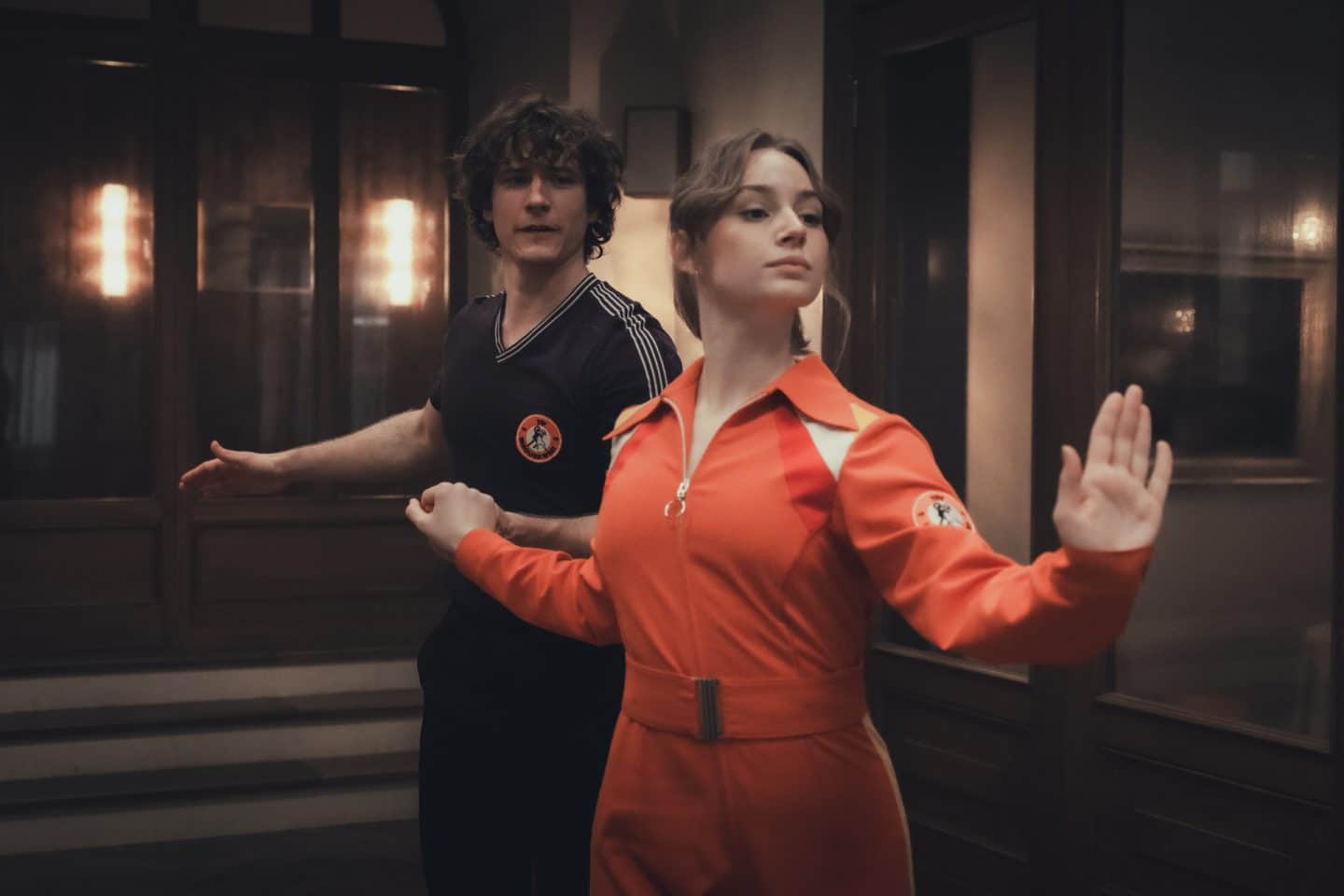 "Ku'damm 77 - Willkommen bei den Schöllacks": Steffen Henke (Benedikt Kalcher) und Dorli Schöllack (Carlotta Bähre) tanzen gemeinsam in der Tanzhalle.