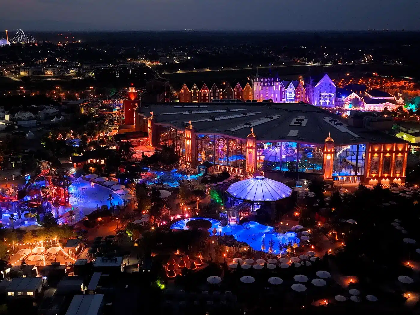Beleuchtete Außen- und Innenbereiche der Wasserwelt Rulantica im Europa-Park bei Nacht, mit farbigen Lichtinstallationen während des Nordischen Lichterfests.
